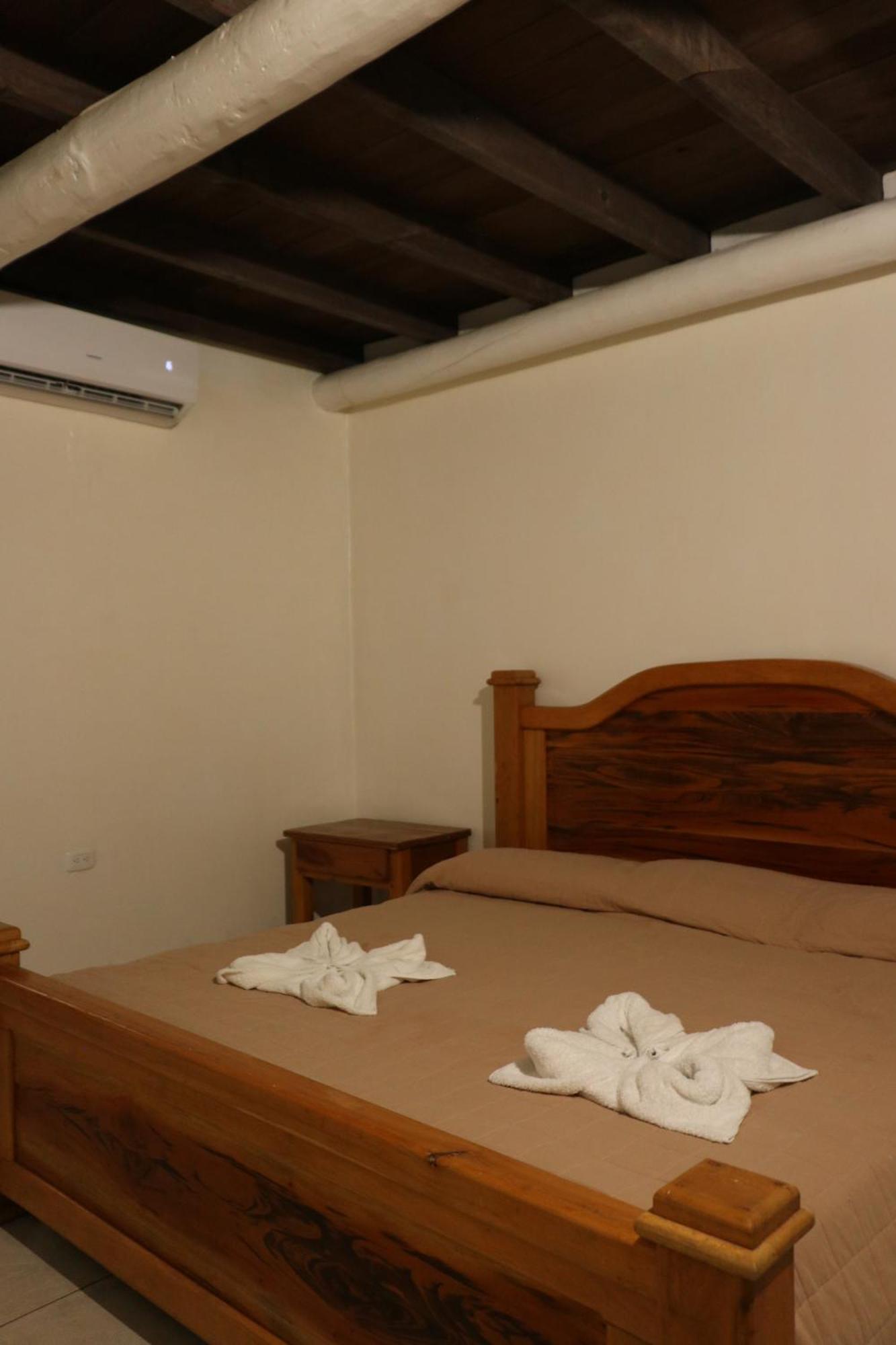Hotel Salvador Gaviota Livingston Bagian luar foto